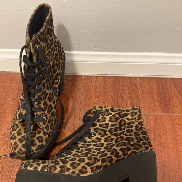 Lace up platform boots in cheetah print - (US size 7) - Picture 4 of 5